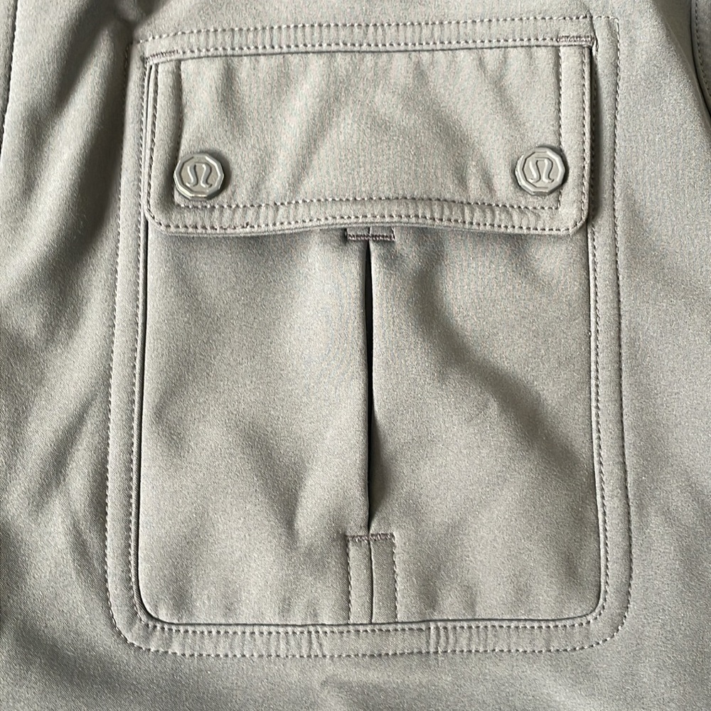 EC Lululemon Men's Softshell Hooded Jacket with Zipper Pockets - Size L - Picture 4 of 6